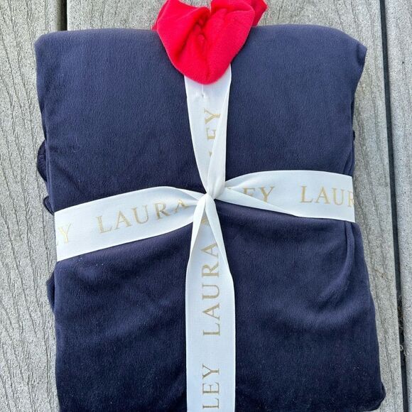 Laura Ashley 2-Piece Long-Sleeve Winter Pajama Set with Scrunchie - Picture 4 of 6